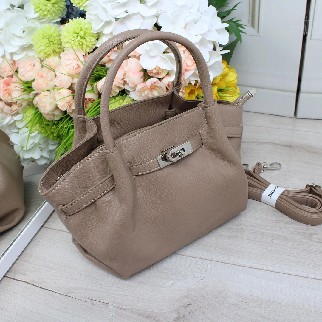 Жіноча бежева сумка тоут з екошкіри через плече з регульованим ременем