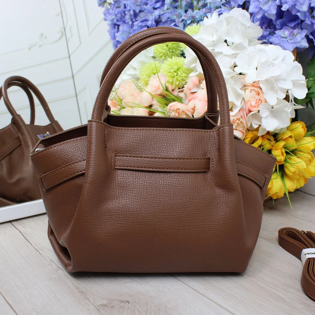 Жіноча коричнева сумка тоут з екошкіри через плече з регульованим ременем