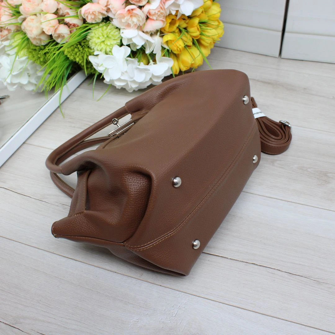 Жіноча коричнева сумка тоут з екошкіри через плече з регульованим ременем