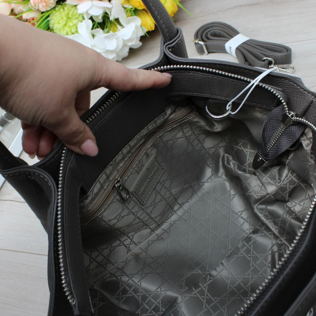 Жіноча графітова сумка тоут з екошкіри через плече з регульованим ременем