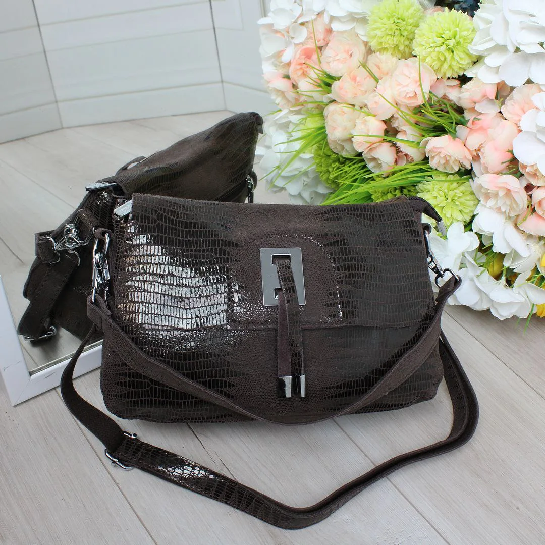 Жіноча сумка крос-боді з натуральної лазерної шкіри капучіно через плече