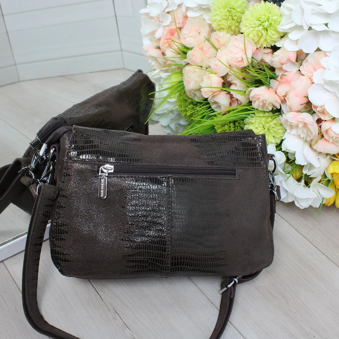 Жіноча сумка крос-боді з натуральної лазерної шкіри капучіно через плече