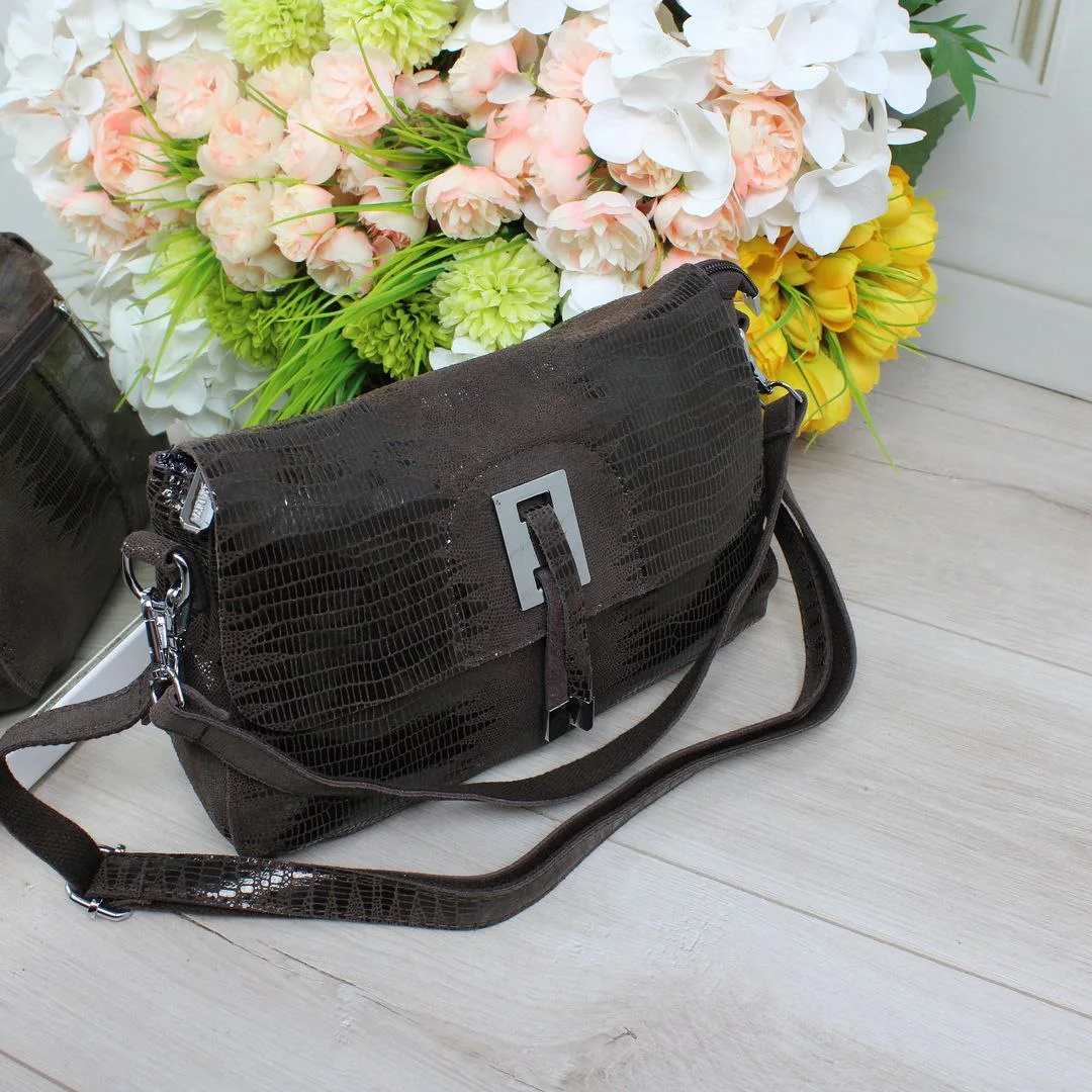 Жіноча сумка крос-боді з натуральної лазерної шкіри капучіно через плече