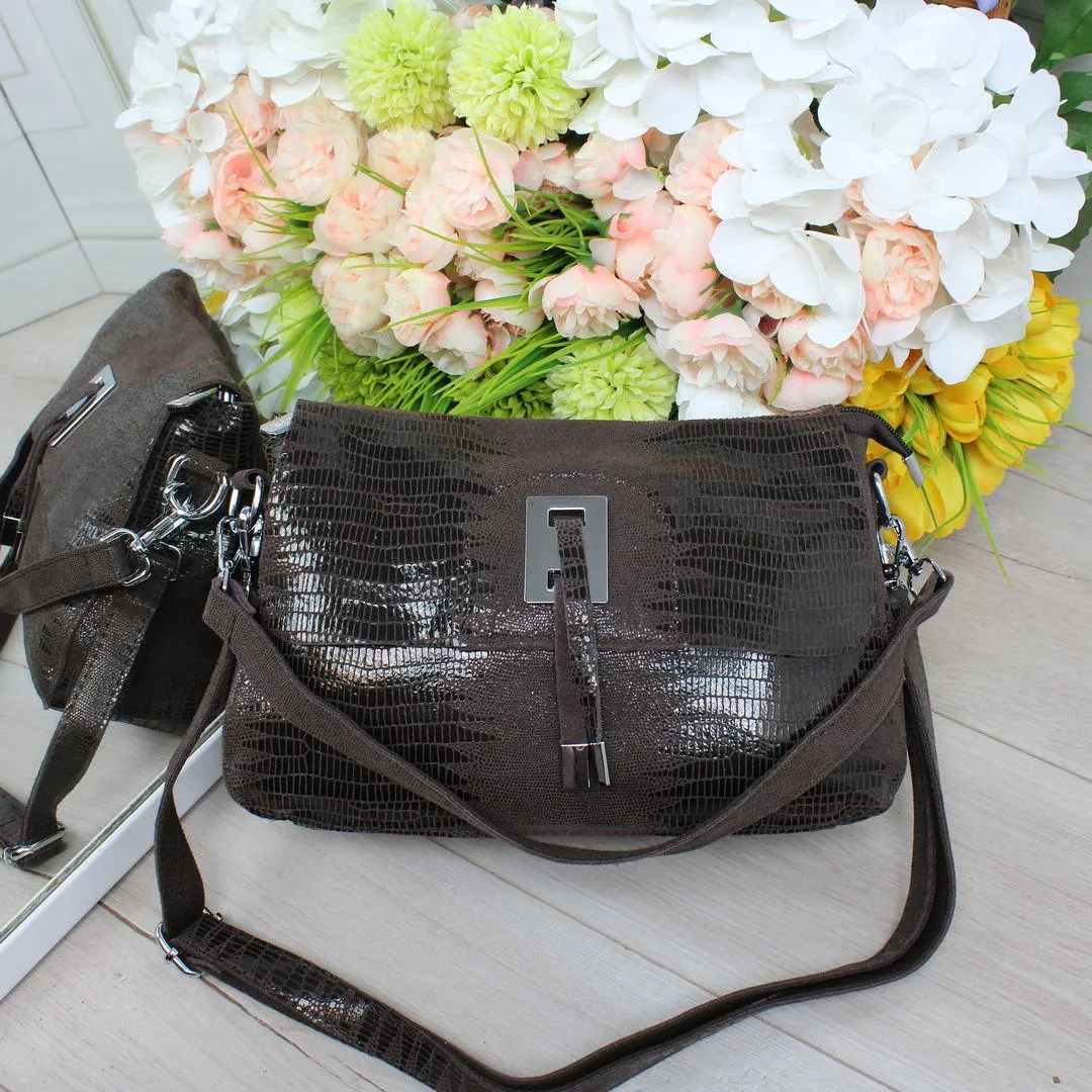 Жіноча сумка крос-боді з натуральної лазерної шкіри капучіно через плече