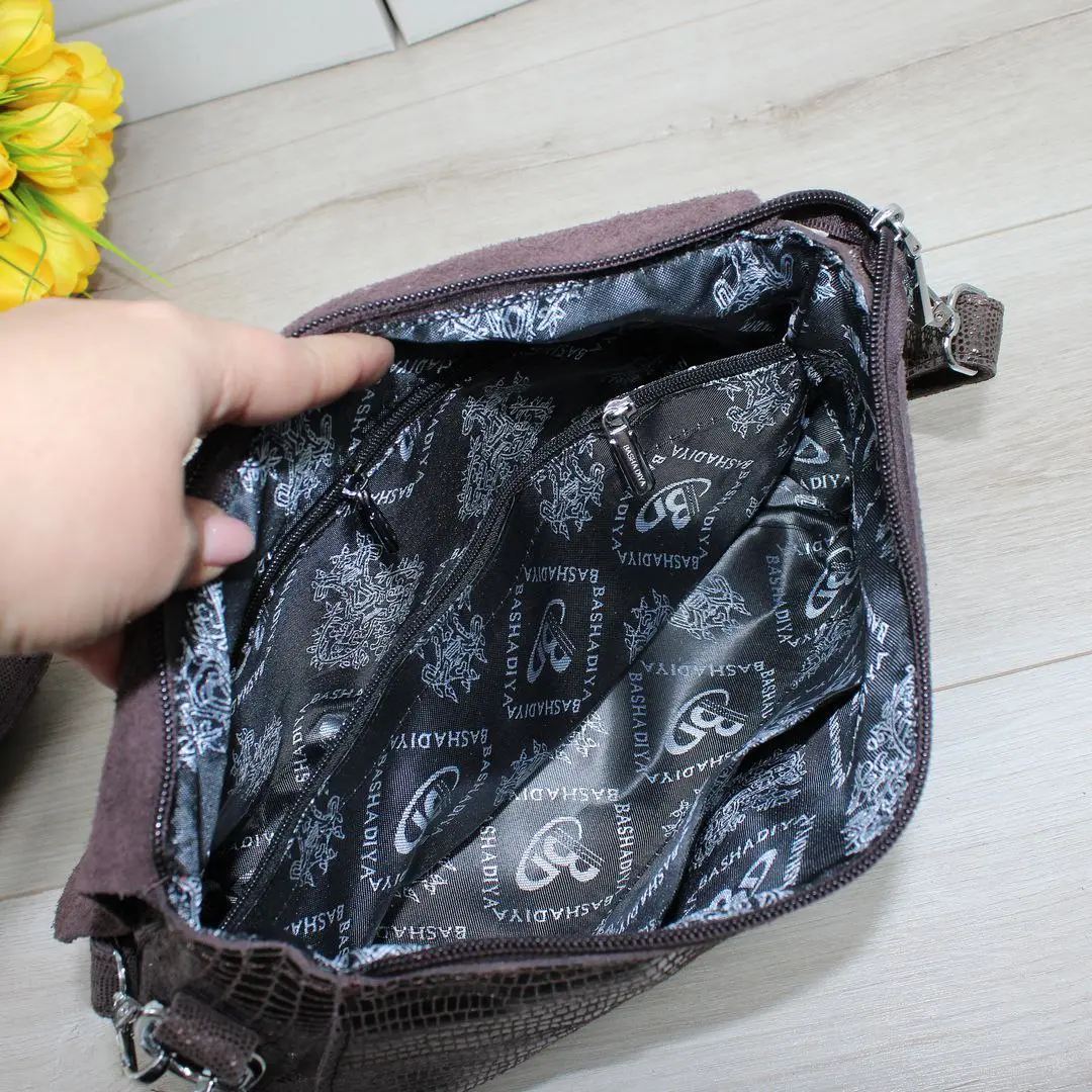 Жіноча сумка крос-боді з натуральної лазерної шкіри капучіно через плече