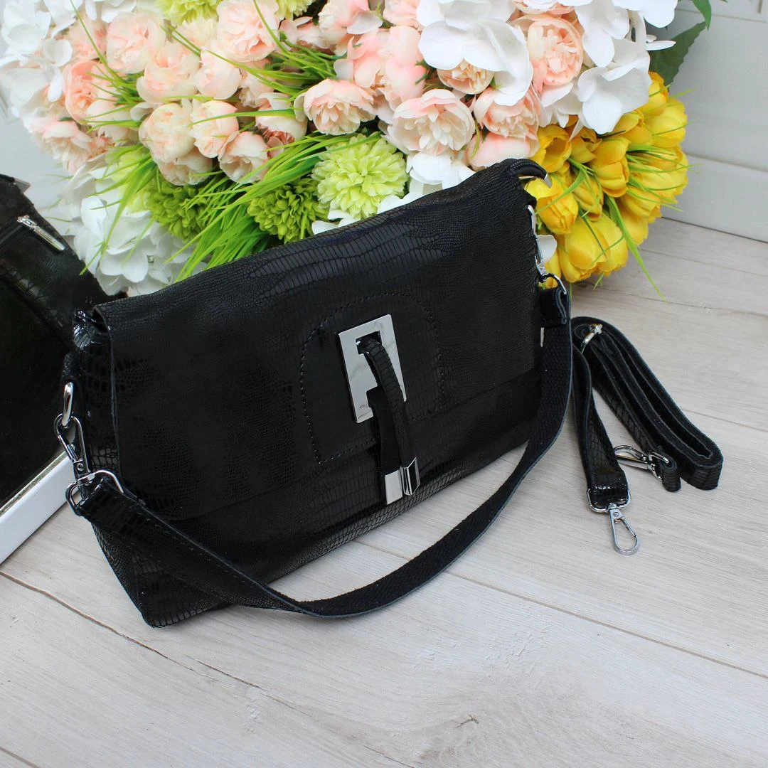 Жіноча чорна сумка крос-боді з натуральної лазерної шкіри з магнітним клапаном