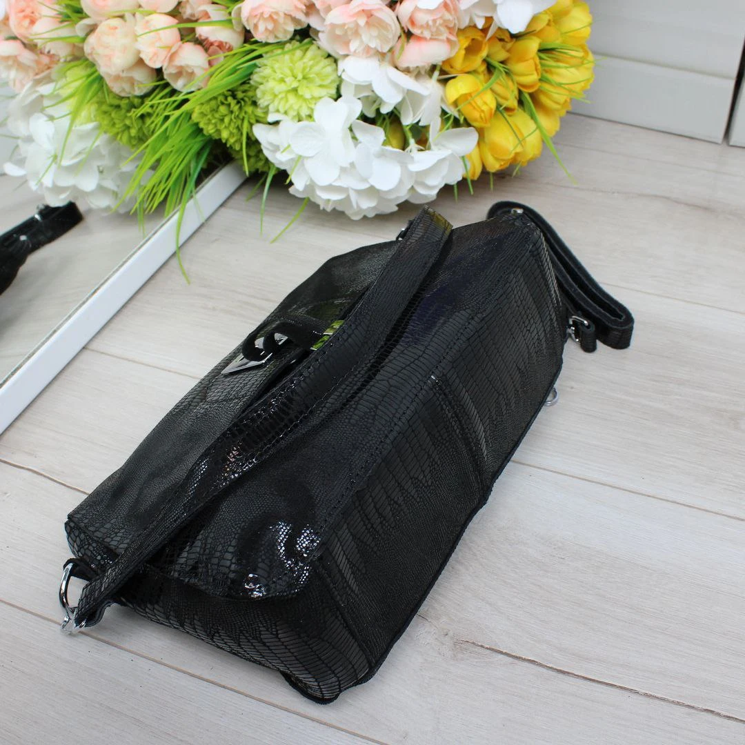 Жіноча чорна сумка крос-боді з натуральної лазерної шкіри з магнітним клапаном