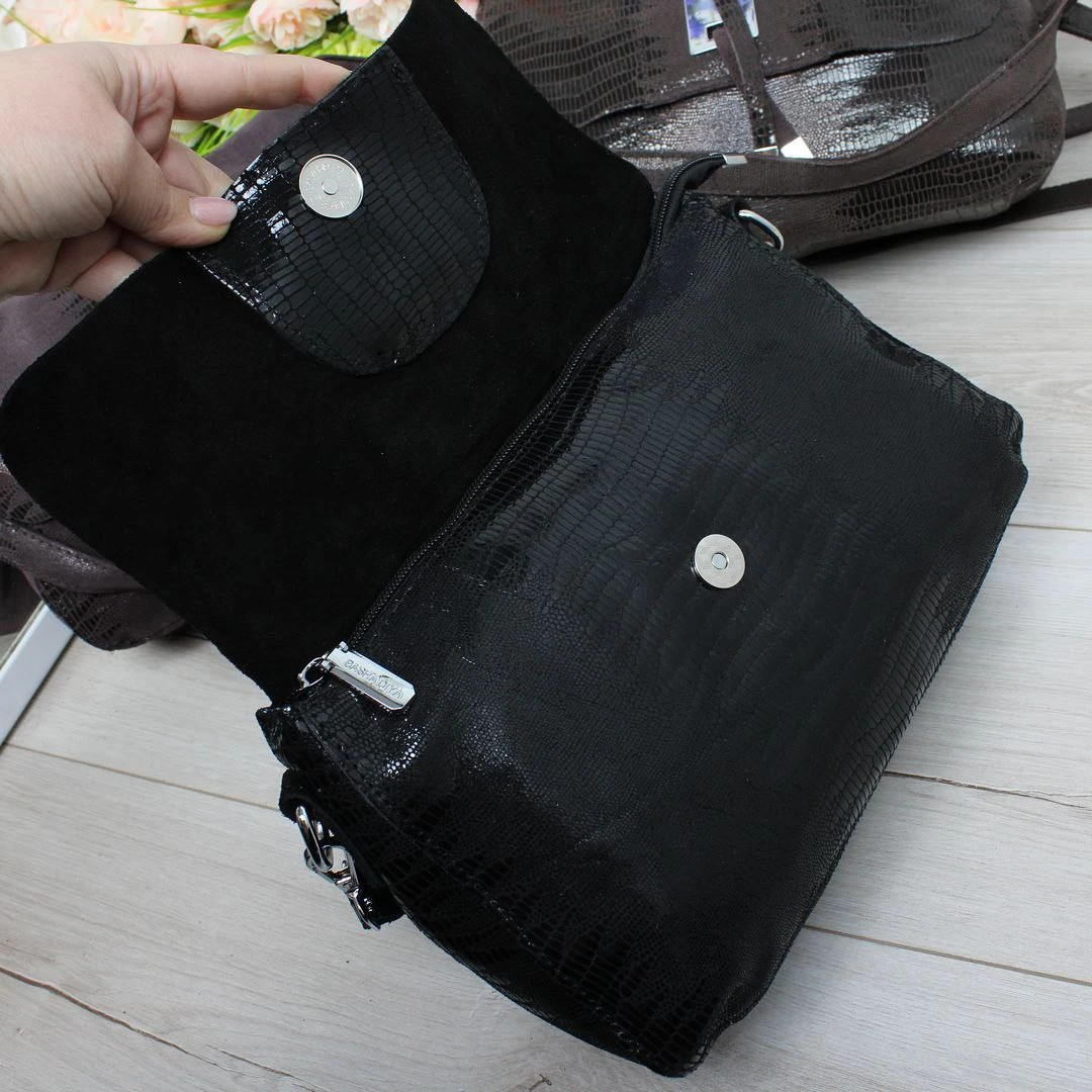 Жіноча чорна сумка крос-боді з натуральної лазерної шкіри з магнітним клапаном