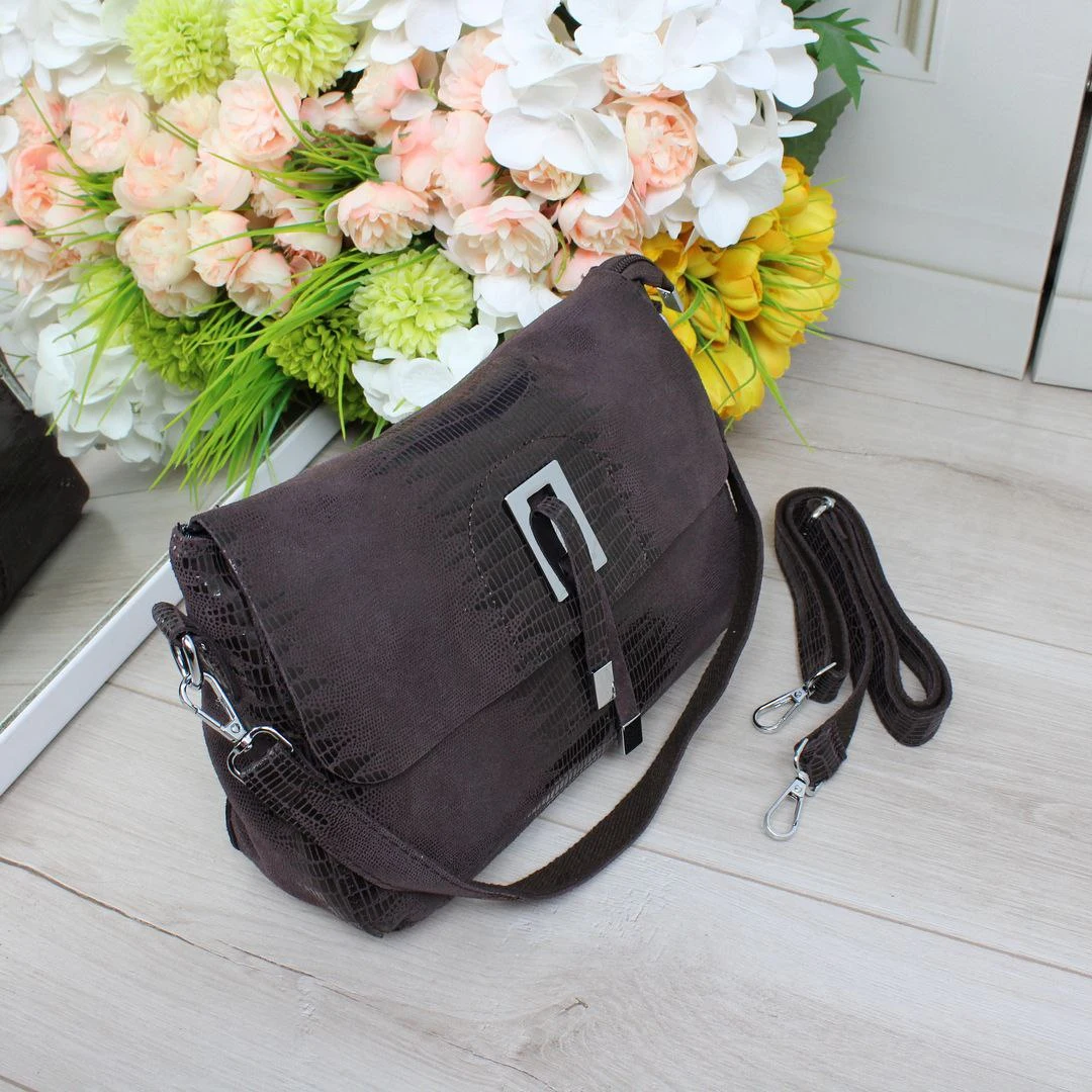 Жіноча шоколадна сумка крос-боді з натуральної лазерної шкіри з магнітним клапаном