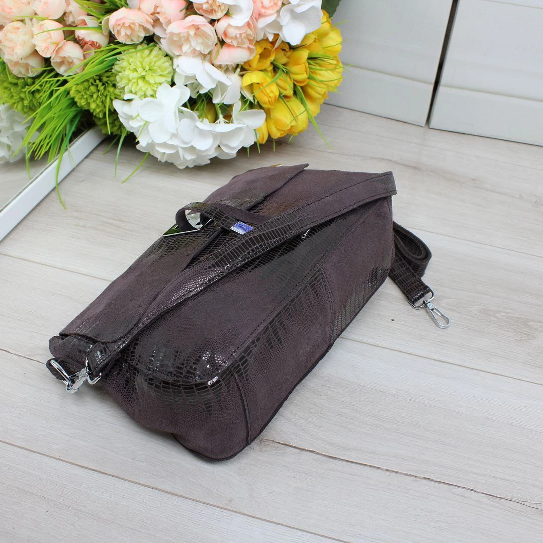 Жіноча шоколадна сумка крос-боді з натуральної лазерної шкіри з магнітним клапаном