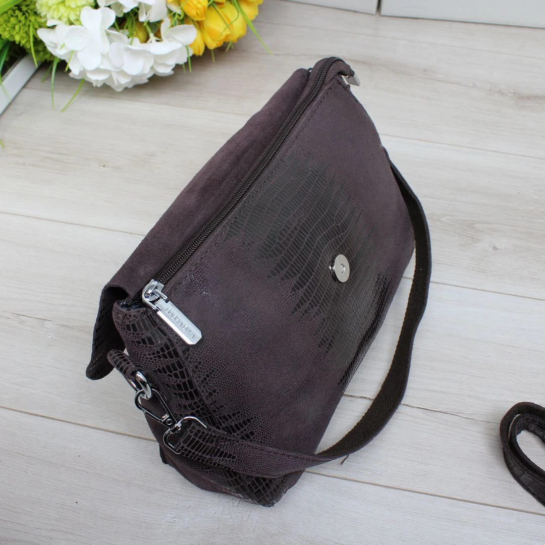 Жіноча шоколадна сумка крос-боді з натуральної лазерної шкіри з магнітним клапаном