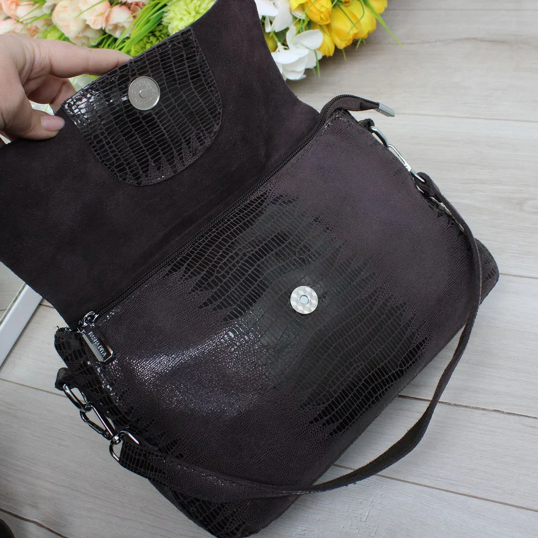 Жіноча шоколадна сумка крос-боді з натуральної лазерної шкіри з магнітним клапаном