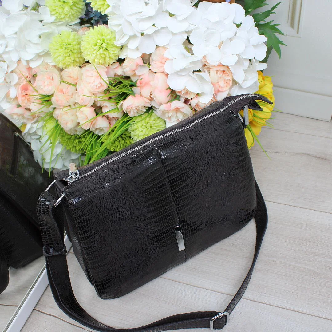 Жіноча шоколадна сумка з натуральної лазерної шкіри на три відділення через плече