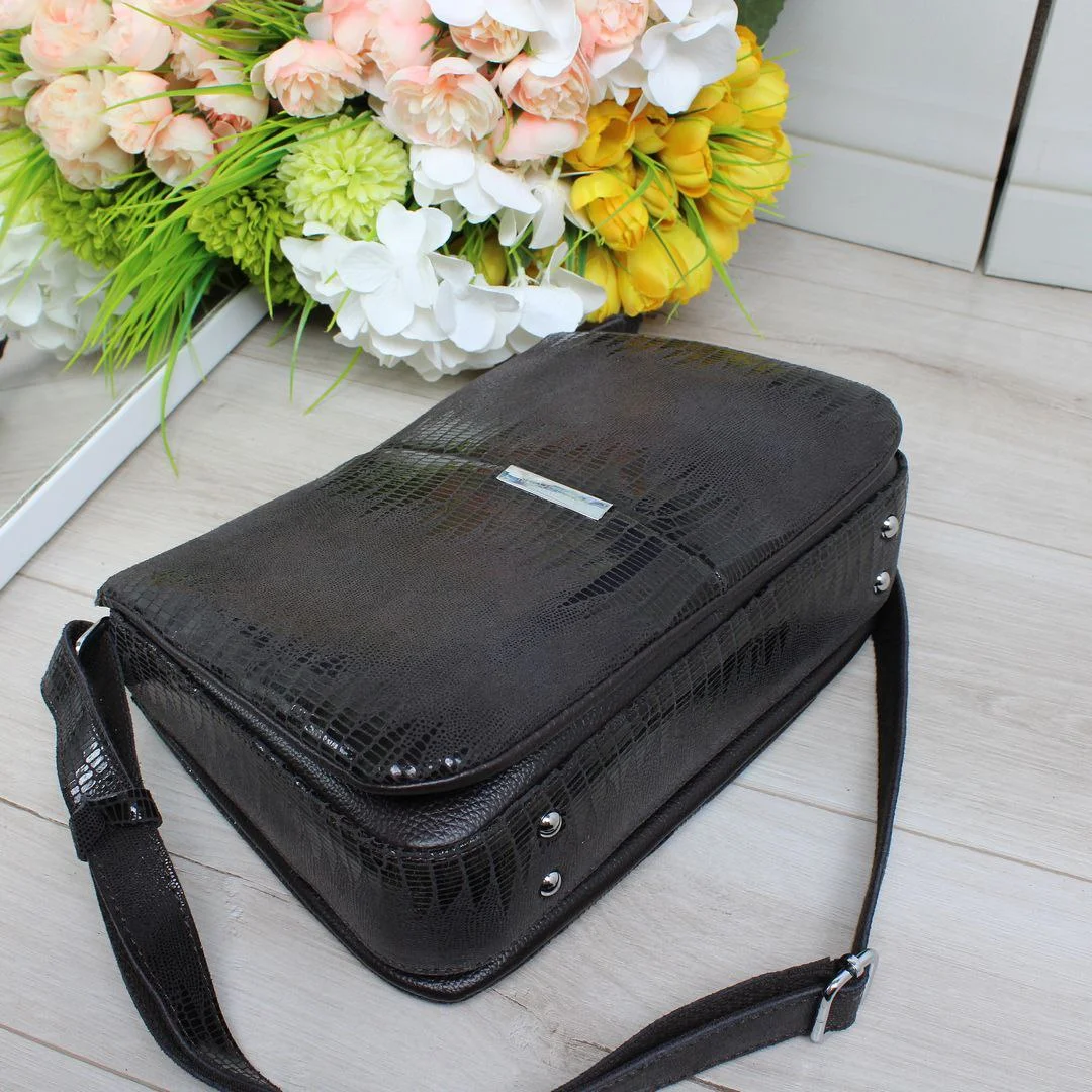 Жіноча шоколадна сумка з натуральної лазерної шкіри на три відділення через плече