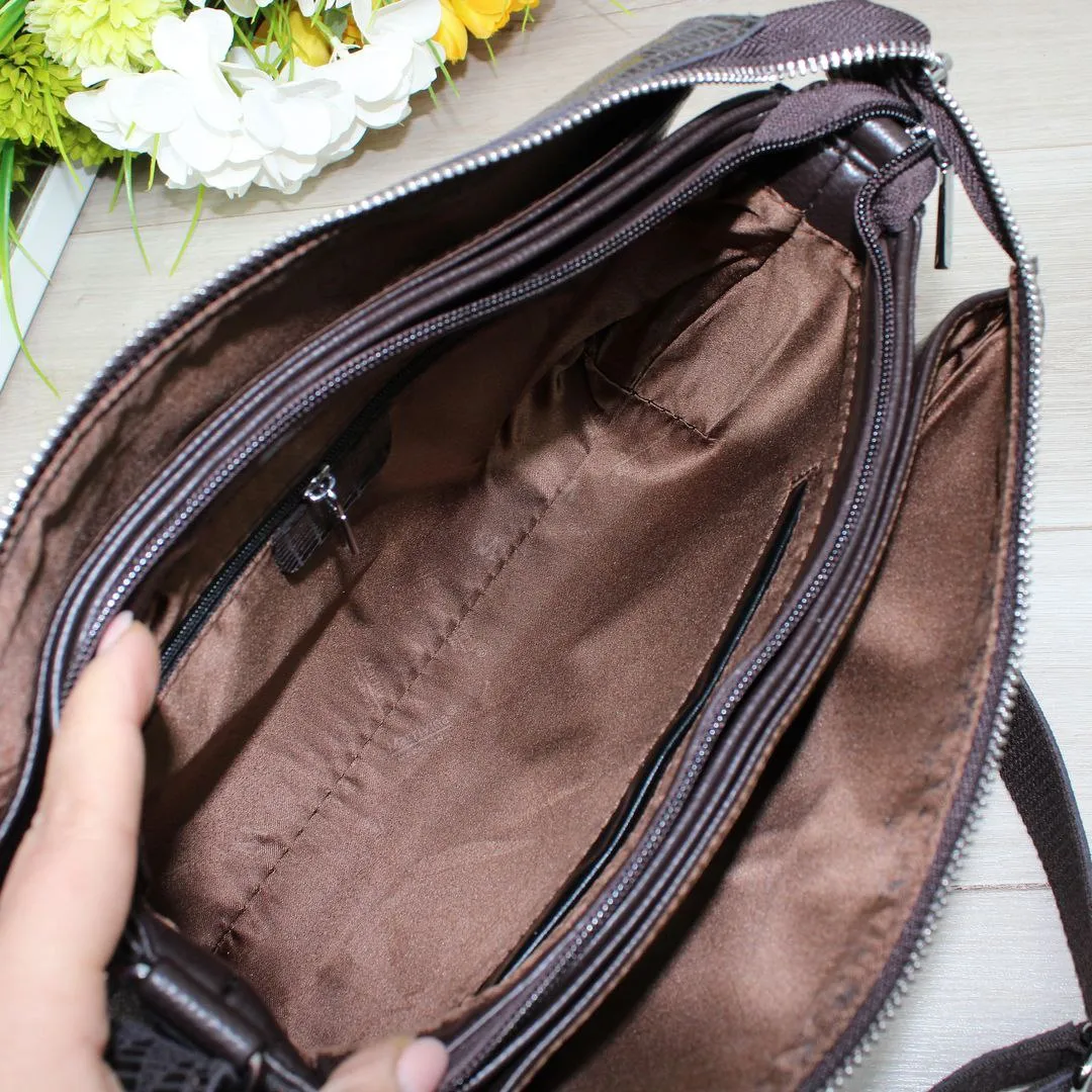 Жіноча шоколадна сумка з натуральної лазерної шкіри на три відділення через плече