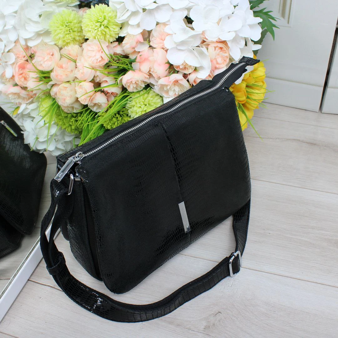 Жіноча чорна сумка з натуральної лазерної шкіри на три відділення через плече