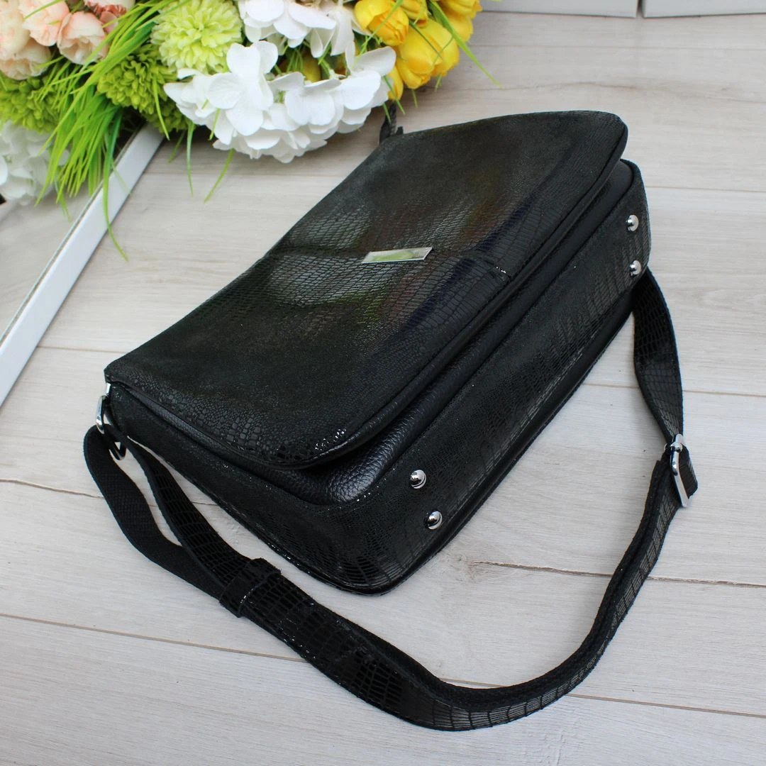 Жіноча чорна сумка з натуральної лазерної шкіри на три відділення через плече