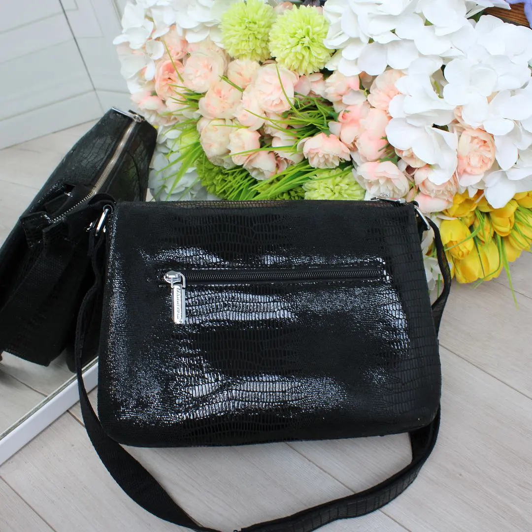 Жіноча чорна сумка з натуральної лазерної шкіри на три відділення через плече