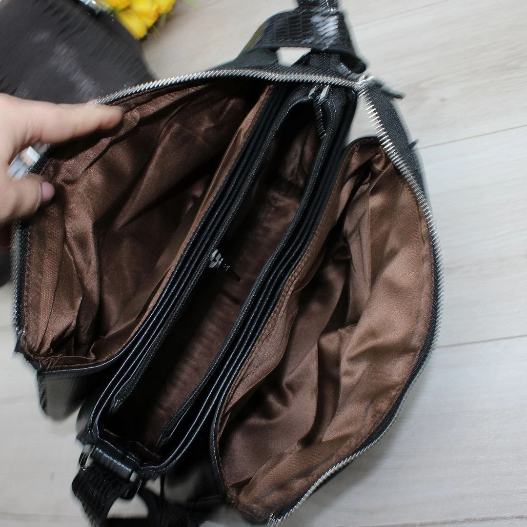 Жіноча чорна сумка з натуральної лазерної шкіри на три відділення через плече