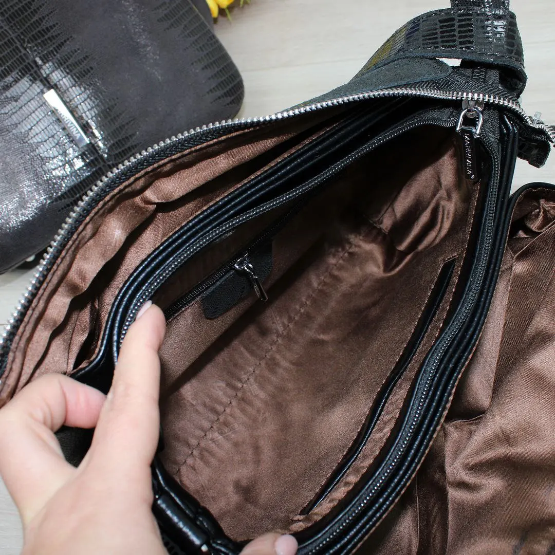Жіноча чорна сумка з натуральної лазерної шкіри на три відділення через плече