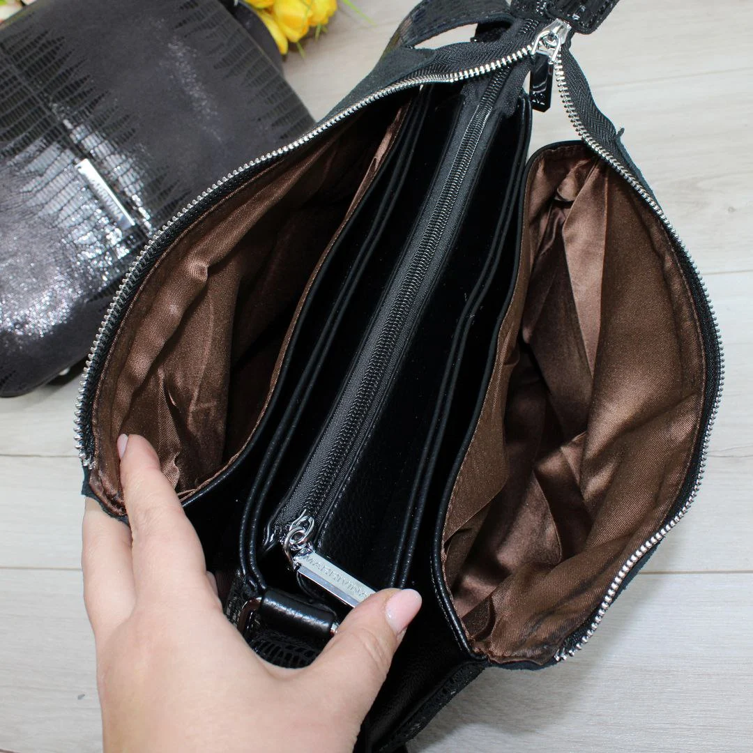 Жіноча чорна сумка з натуральної лазерної шкіри на три відділення через плече